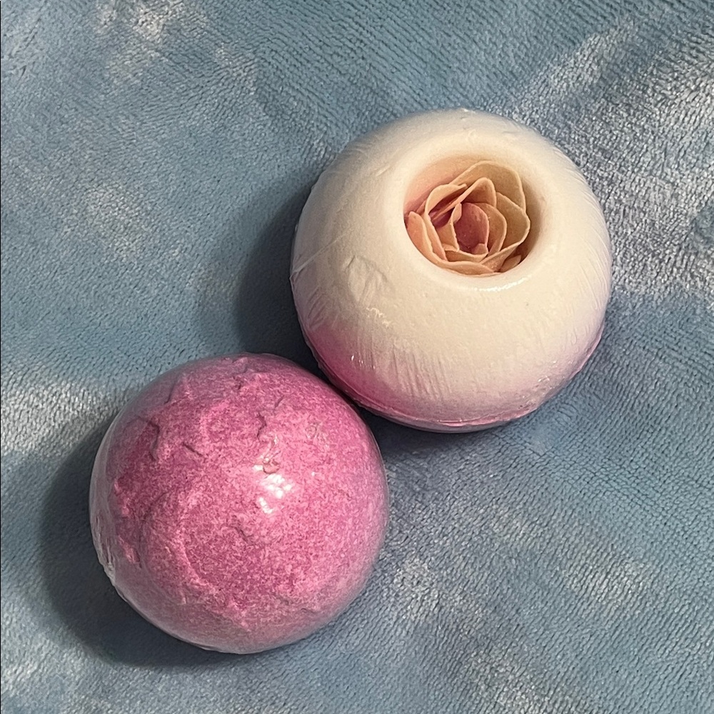 Set of 2 Bath Bombs – Pink & White with Rosebud Accent- NEW